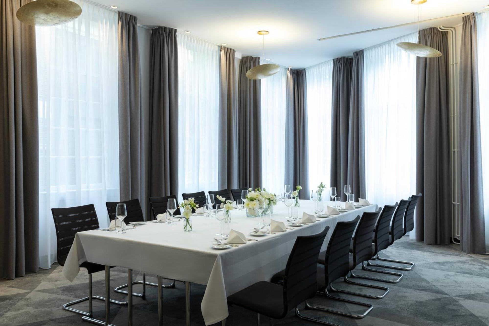 Renaissance Amsterdam Hotel Екстер'єр фото The boardroom at the London Stock Exchange