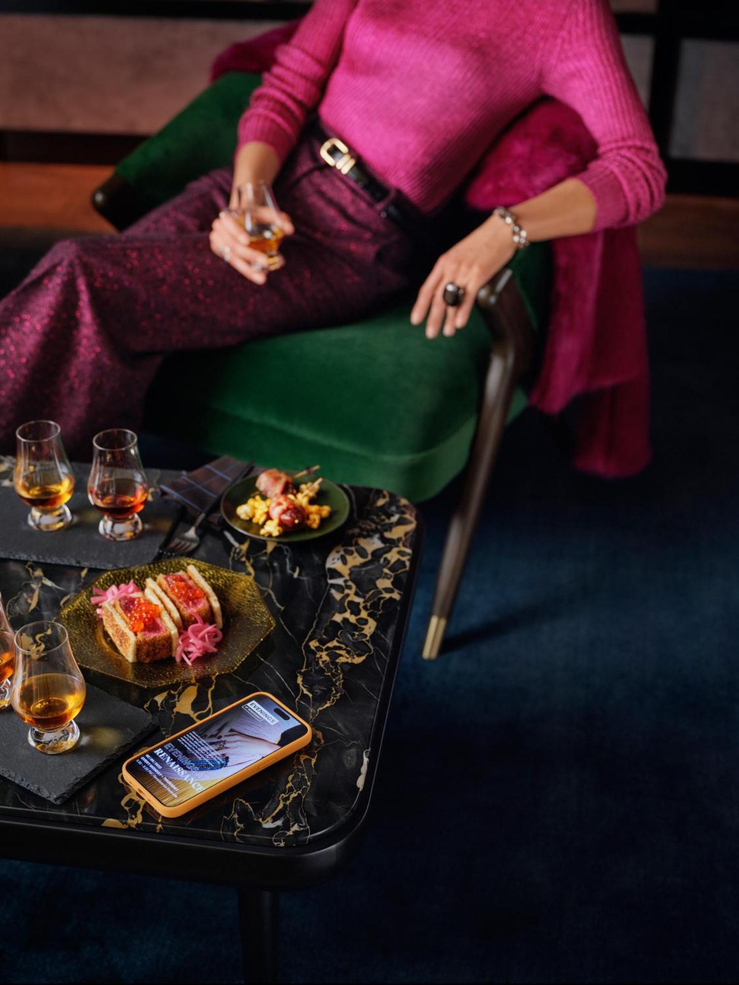 Renaissance Amsterdam Hotel Екстер'єр фото A woman drinking a cocktail