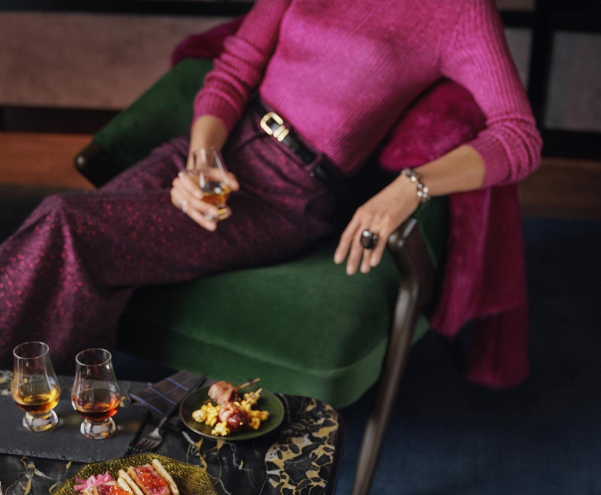 Renaissance Amsterdam Hotel Екстер'єр фото A woman drinking a glass of cognac